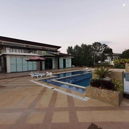 Floating Sanctuary Resort Powered By Cocotel Bulacan ภายนอก รูปภาพ