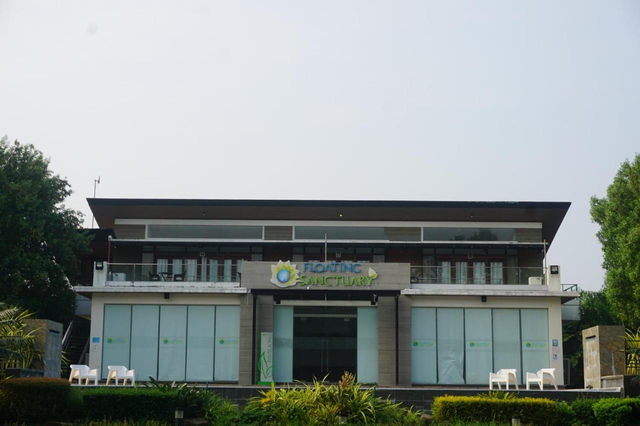 Floating Sanctuary Resort Powered By Cocotel Bulacan ภายนอก รูปภาพ