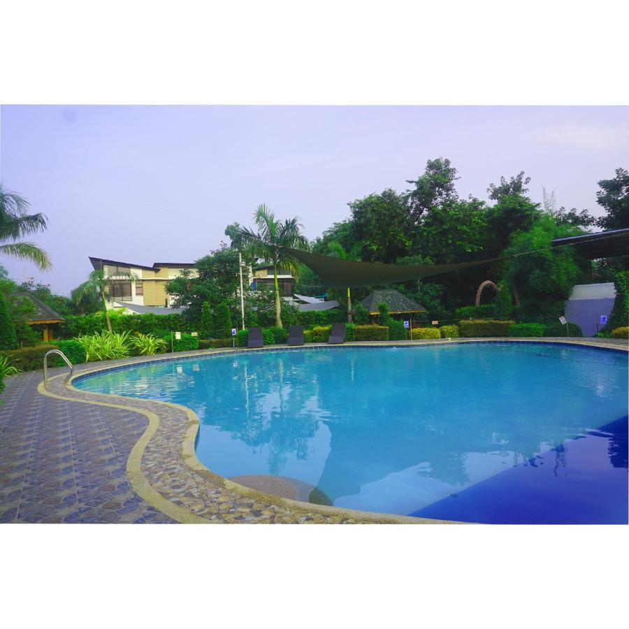 Floating Sanctuary Resort Powered By Cocotel Bulacan ภายนอก รูปภาพ