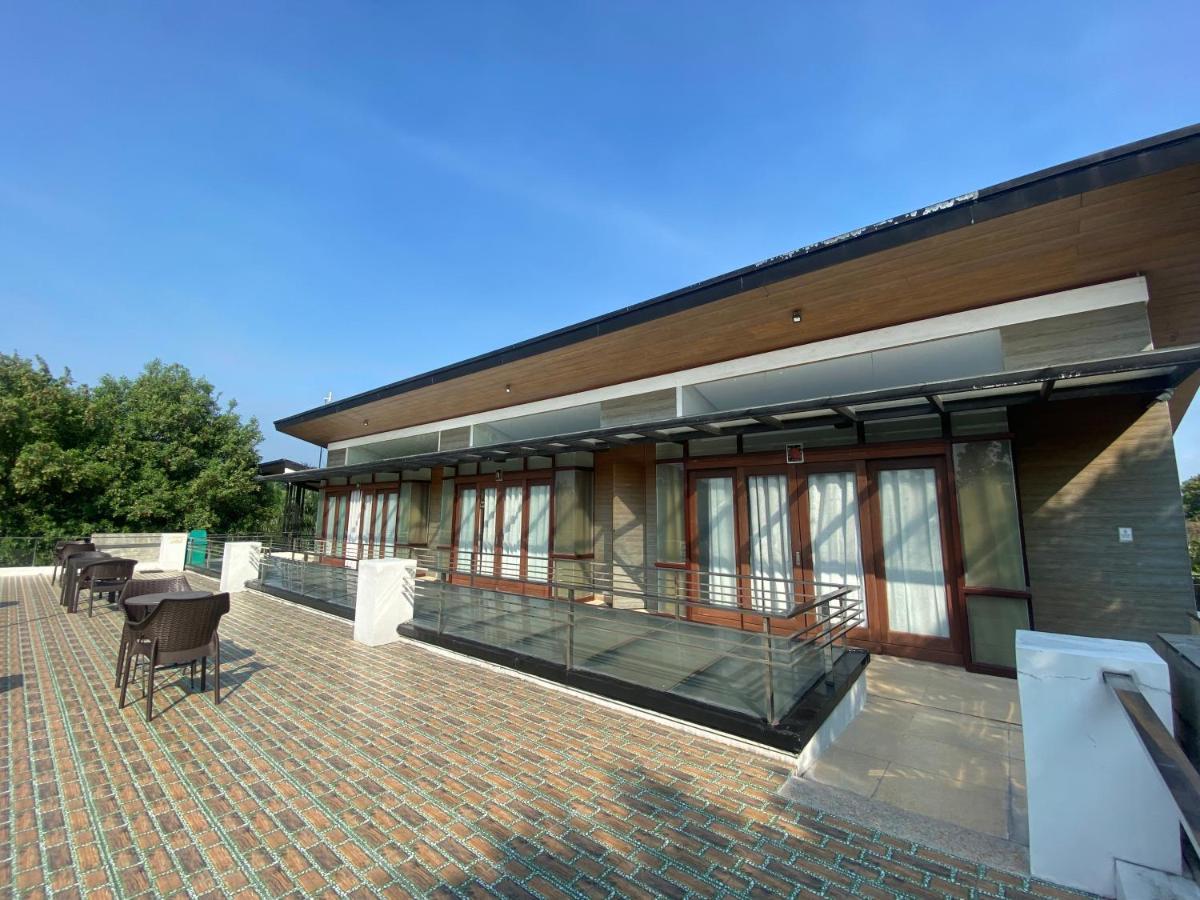 Floating Sanctuary Resort Powered By Cocotel Bulacan ภายนอก รูปภาพ